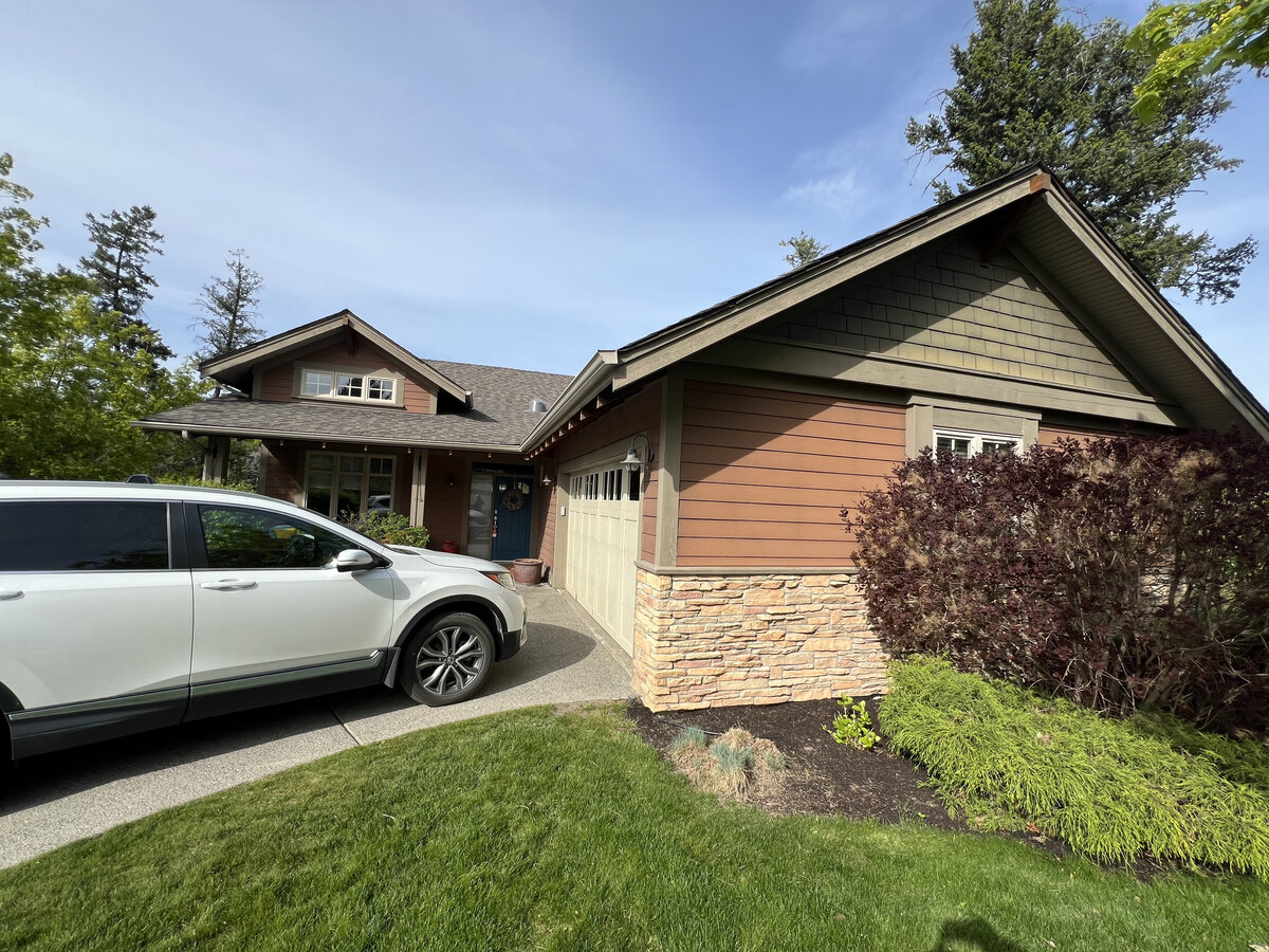 Exterior painting Kelowna - residential house before professional paint job